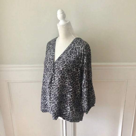 Joie Black Gray Feather Print Silk Blouse Top M - Picture 5 of 7
